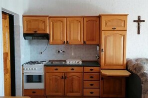Fridge, oven, stovetop, coffee/tea maker