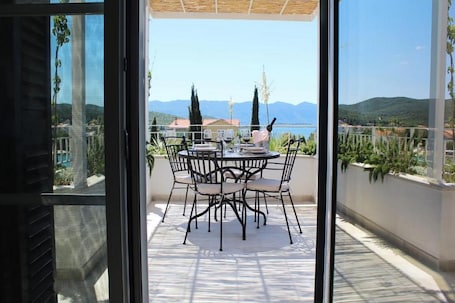 Outdoor dining. Villa Vera -Three Bedroom Villa with Swimming pool
