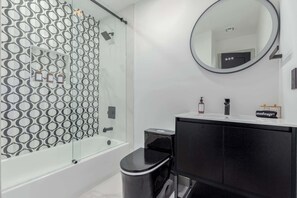 Shower, hair dryer, towels - The Kensington| Luxe 4BR | Pool | Al-Fresco Living (Scottsdale)