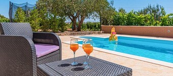 Lejlighed med swimmingpool og 2 vזrelser