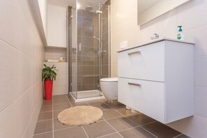 Douche, sèche-cheveux