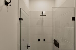 Douche, sèche-cheveux, serviettes fournies