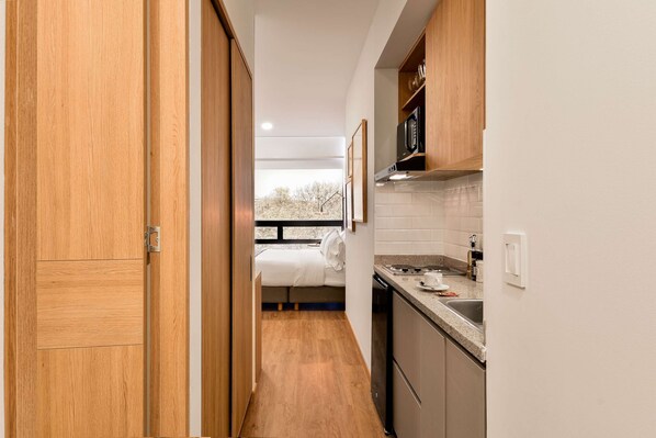 Jääkaappi, mikroaaltouuni, liesi, kahvin-/teenkeitin