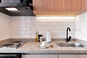 Refrigerador, microondas, placa de cocina, cafetera/tetera