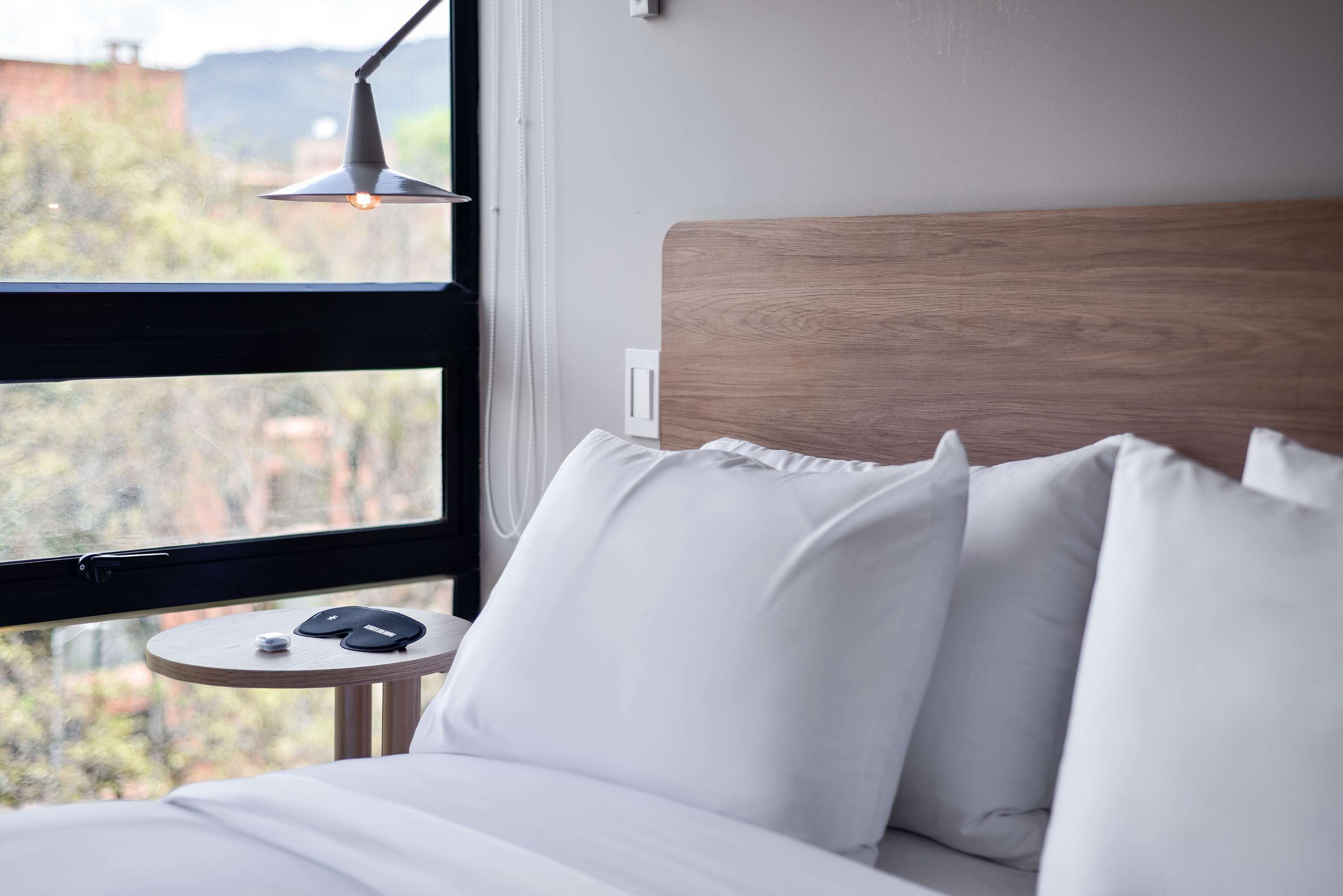 1 dormitorio, escritorio, tabla de planchar con plancha y wifi