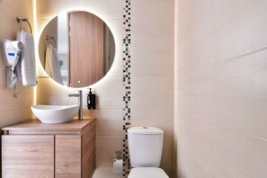 Ducha, secador de pelo, toallas