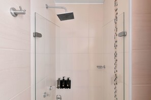 Dusche, Haartrockner, Handtücher