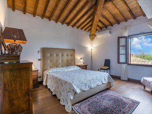 3 habitaciones, tabla de planchar con plancha y cuna de viaje 