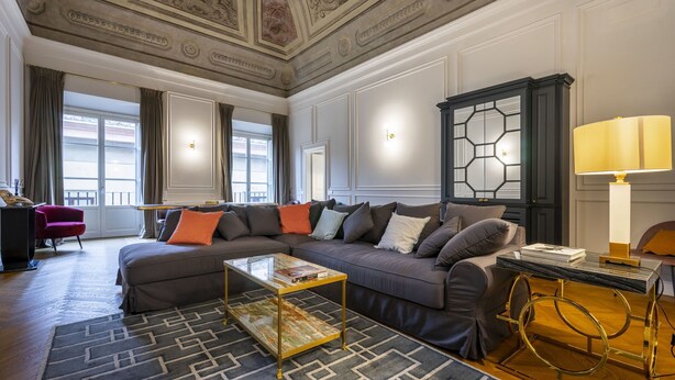 A spacious living room with a large sectional sofa, a glass coffee table, and a modern lamp. - Beautiful apartment for 8 people with A/C, WIFI, TV and pets allowed (Florence)