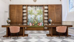 A dining area with two wooden tables, cushioned chairs, and a checkered floor. - Beautiful apartment for 8 people with A/C, WIFI, TV and pets allowed (Florence)
