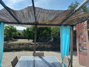Outdoor dining - Apartment with garden and pool near fabulous sights (Rocamadour)