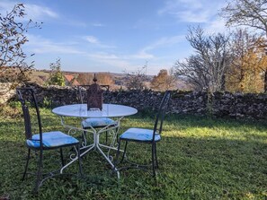 Outdoor dining - Apartment with garden and pool near fabulous sights (Rocamadour)