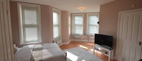 Iron/ironing board, free WiFi, bed sheets
