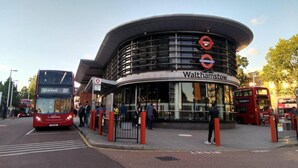 Une gare routière à la façade incurvée, sur laquelle le nom « Walthamstow » est clairement affiché.