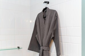 Doccia, asciugacapelli, asciugamani, sapone