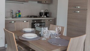 Une cuisine moderne avec un coin repas aménagé pour quatre personnes.