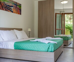 Appartement Deluxe, 2 chambres, non-fumeurs, patio | Couette en duvet d'oie, rideaux occultants, fer et planche à repasser