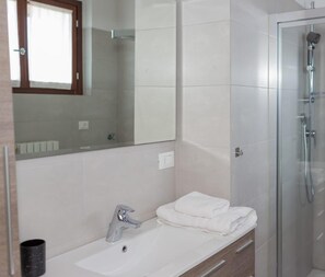 Studio, 1 Double Bed | Bathroom | Hair dryer, bidet, towels, soap - CASA BONITA MILANO RHO B&B (Rho)