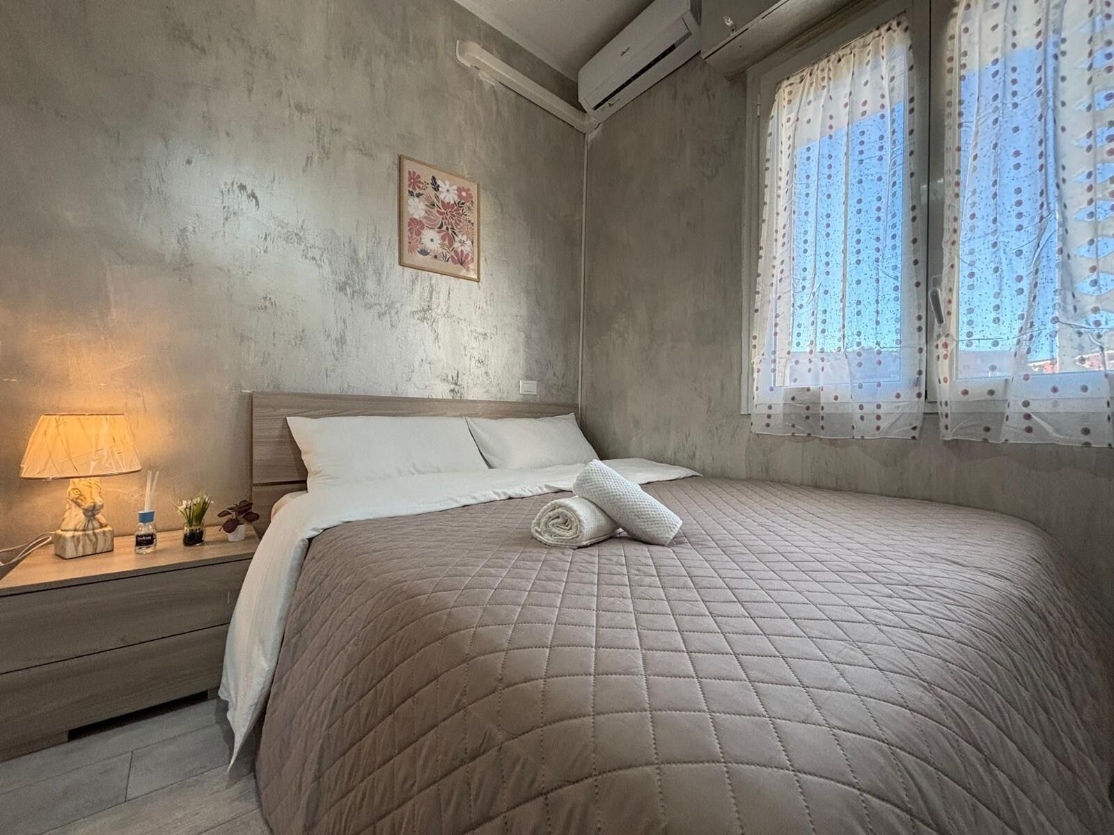 Estudio | Edredones de plumas, cortinas opacas, tabla de planchar con plancha