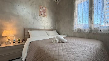 Monolocale | Copriletto in piuma, tende oscuranti, ferro/asse da stiro
