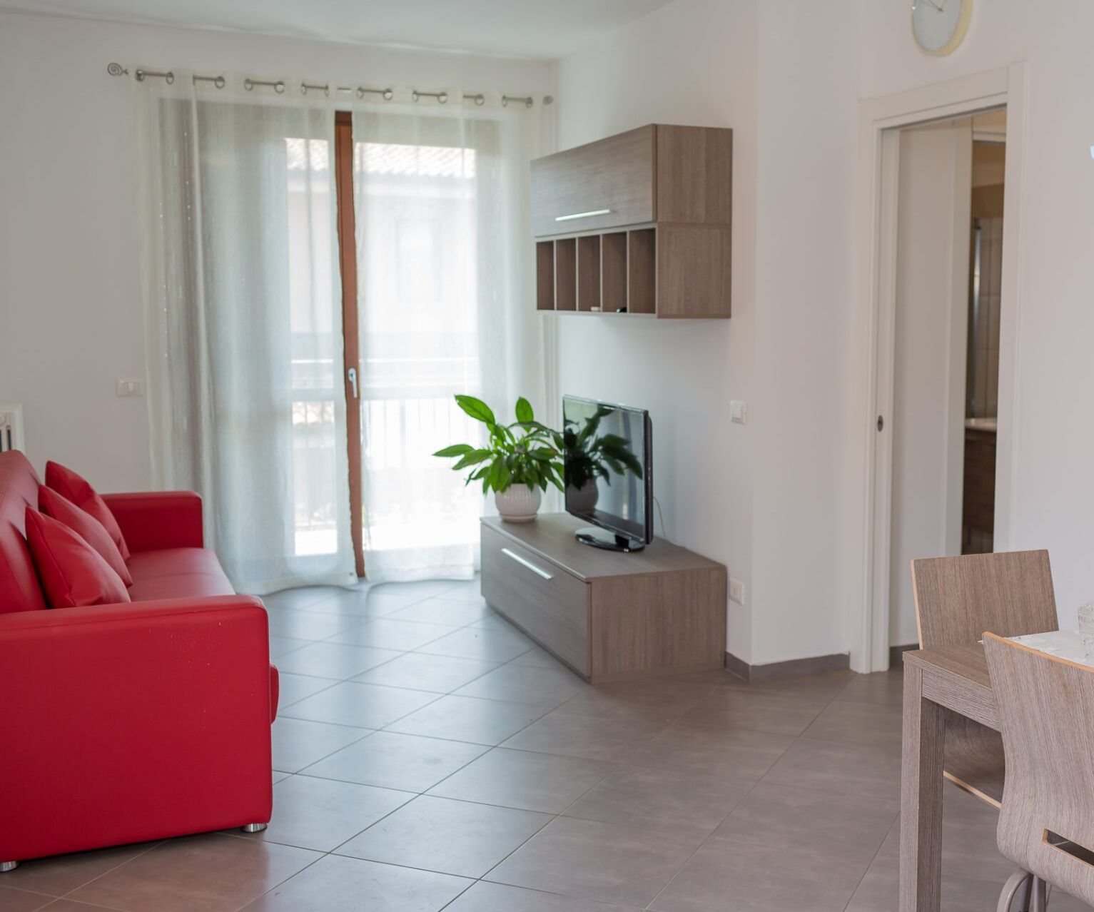 Deluxe-lejlighed - 2 soveværelser - ikke-ryger - balkon | Opholdsområde | 40-tommers smart-tv med satellitkanaler, Netflix, streamingtjenester
