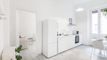 Een koelkast, een magnetron, een oven, een kookplaat