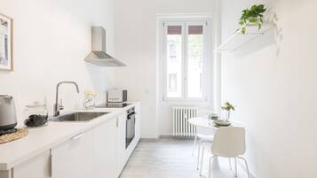 Een koelkast, een magnetron, een oven, een kookplaat