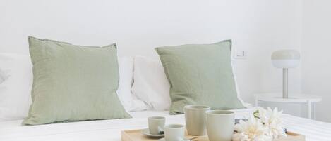 1 dormitorio, tabla de planchar con plancha, wifi y ropa de cama