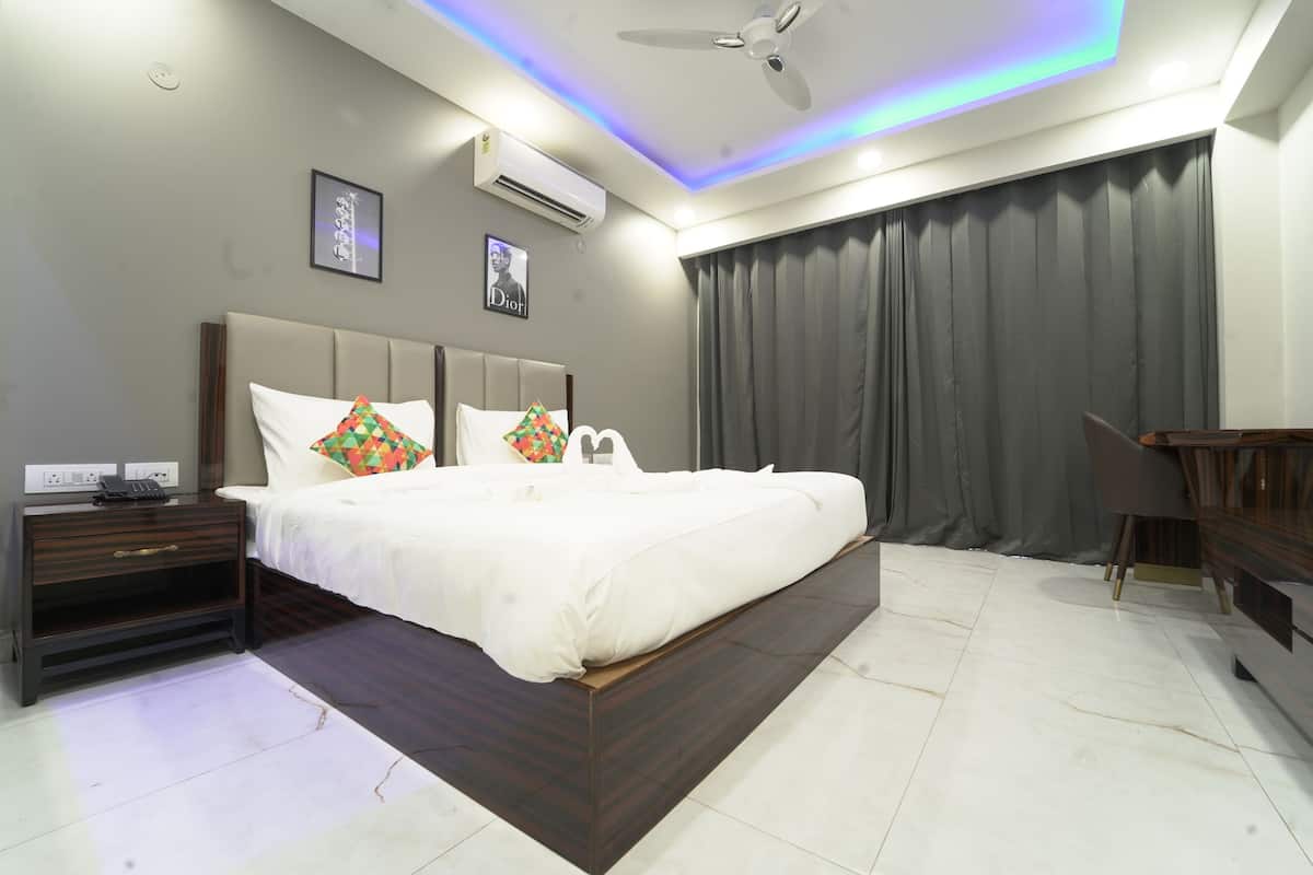 Deluxe Double Room, Balcony, Garden View | In-room safe, iron/ironing board