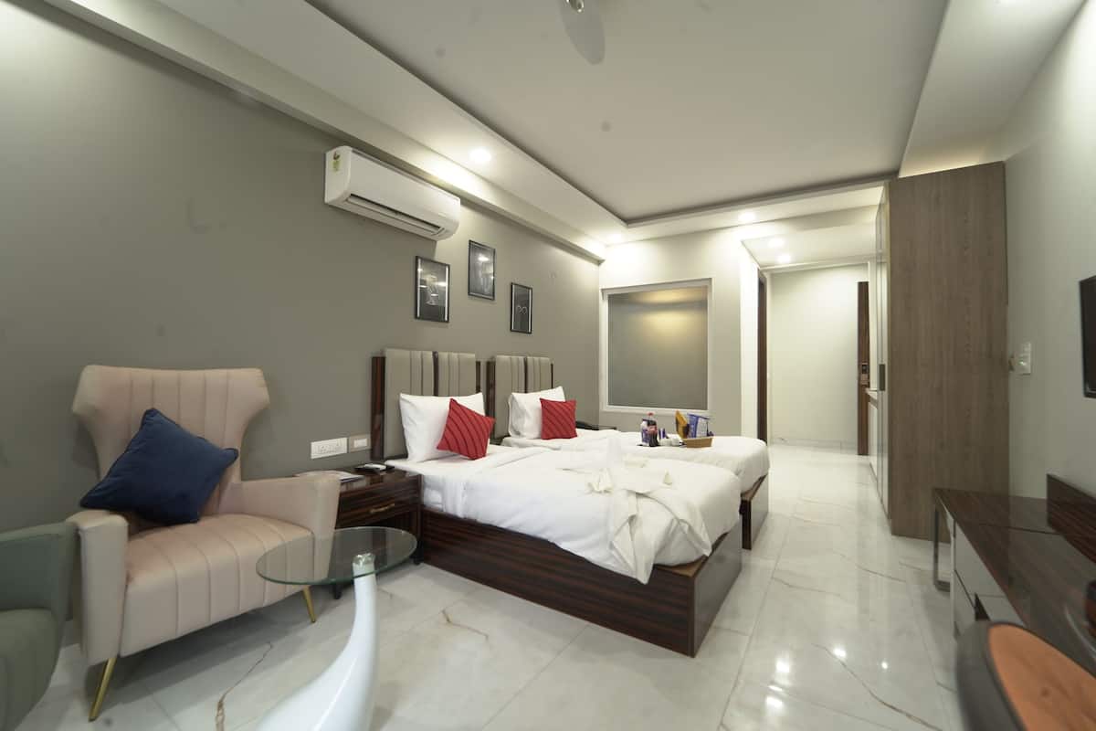 Business Twin Room, Balcony | In-room safe, iron/ironing board