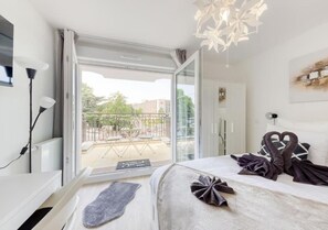 2 bedrooms, desk, iron/ironing board, travel crib