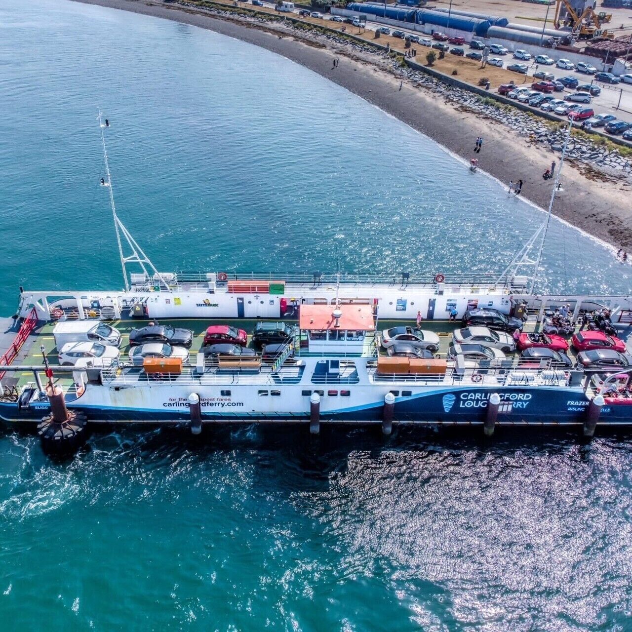 Un ferry doté de plusieurs ponts pour voitures et portant le nom « Carlingford Lougherry » bien visible sur sa coque.