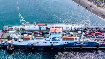 Un ferry doté de plusieurs ponts pour voitures et portant le nom « Carlingford Lougherry » bien visible sur sa coque.