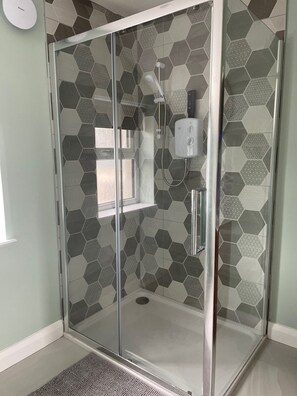 Douche, serviettes fournies, savon, papier de toilette