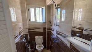 Villa | Baño | Tina y regadera independientes, tina profunda, toallas