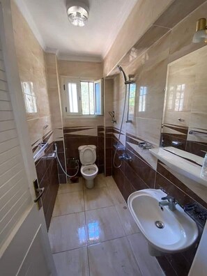 Villa | Badezimmer | Badewanne und Dusche (separat), Komfortbadewanne, Handtücher