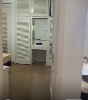 Villa | Salle de bain | Baignoire et douche séparées, baignoire profonde, serviettes fournies
