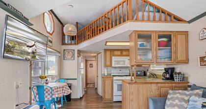 On Lake Minnehaha, The Funky Turtle @ Lakeshore Camp Resort with all the Campground Amenities!