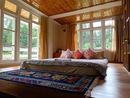 Desk, laptop workspace, soundproofing, free WiFi