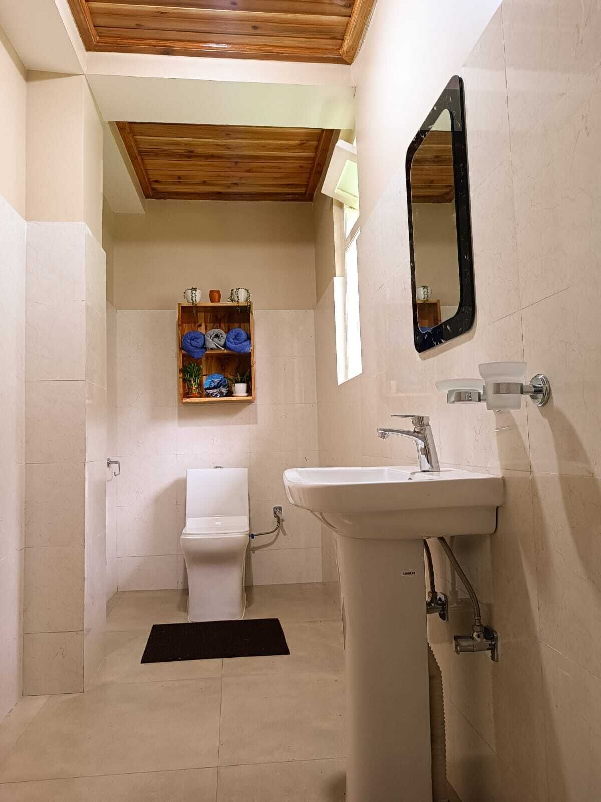 Een douche, gratis toiletartikelen, pantoffels, handdoeken