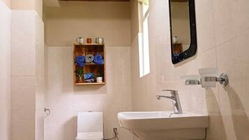 Een douche, gratis toiletartikelen, pantoffels, handdoeken