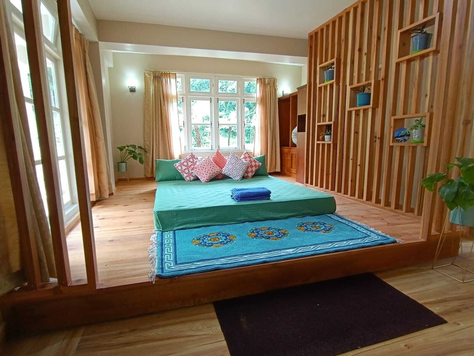 Deluxe kamer, balkon, uitzicht op heuvels | Een bureau, een laptopwerkplek, geluiddichte muren, gratis wifi