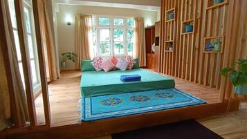 Deluxe kamer, balkon, uitzicht op heuvels | Een bureau, een laptopwerkplek, geluiddichte muren, gratis wifi