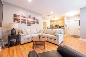 TV - 6BR Downtown | Side-by-Side Townhomes | 2 Garages (Indianapolis)