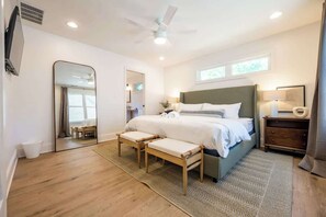 3 bedrooms, iron/ironing board, WiFi, bed sheets - Downtown Indy | Modern Build | 3BR & 3BA (Indianapolis)