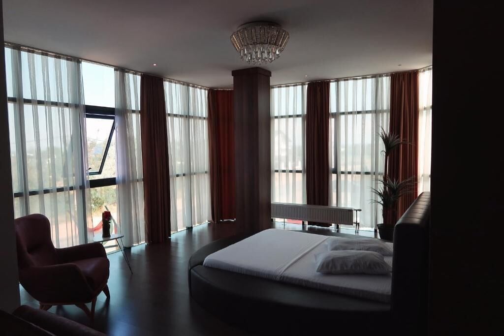 Junior Suite | Desk, laptop workspace, blackout drapes, iron/ironing board