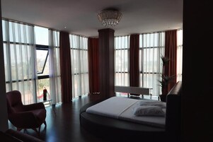 Junior Suite | Desk, laptop workspace, blackout drapes, iron/ironing board