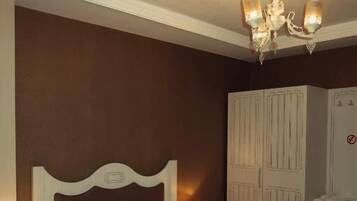 Deluxe-dobbeltværelse - balkon - udsigt til have | Skrivebord, arbejdsområde til bærbare computere, mørklægningsgardiner