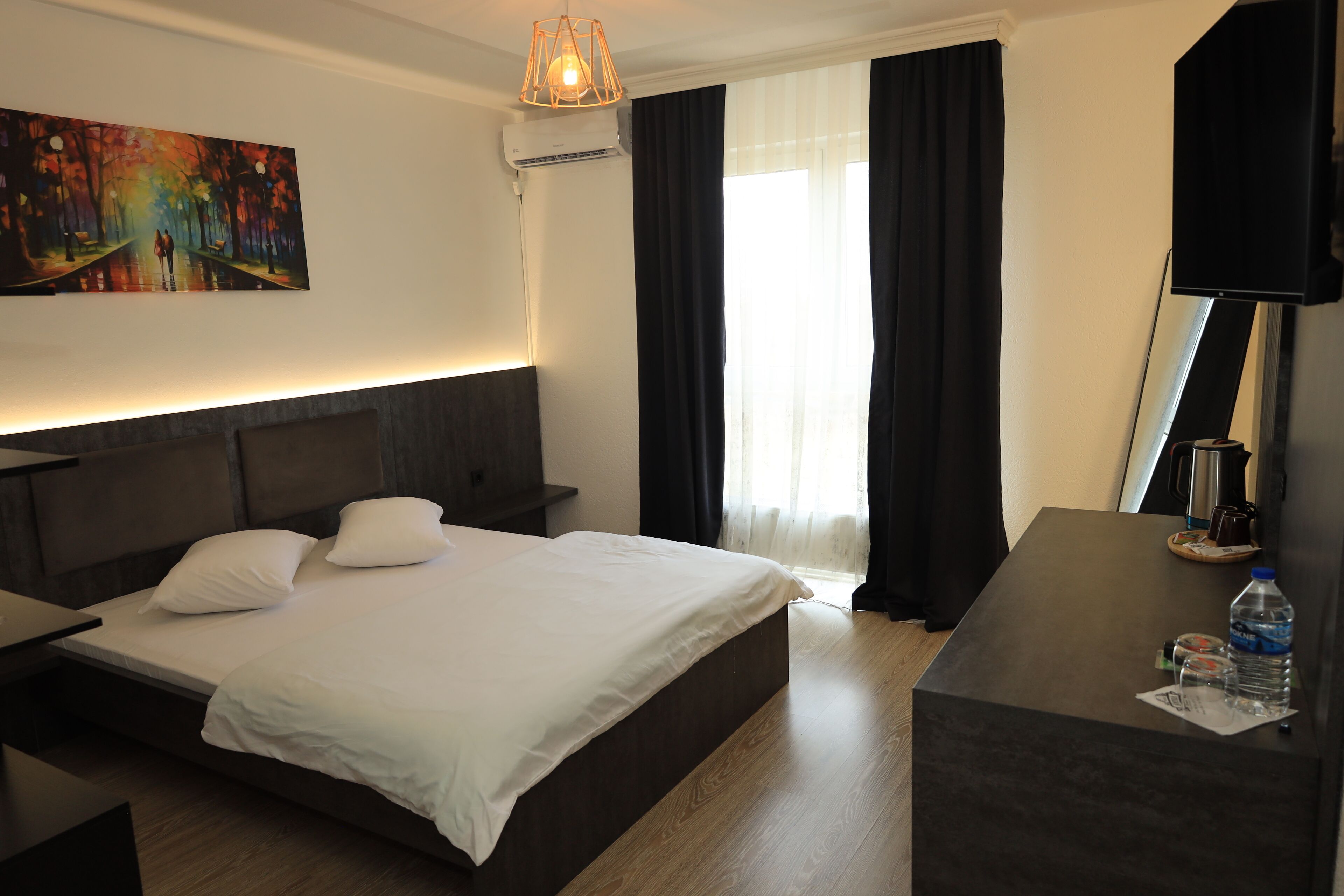 Schreibtisch, laptopgeeigneter Arbeitsplatz, Verdunkelungsvorhänge