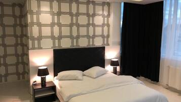 Skrivebord, arbejdsområde til bærbare computere, mørklægningsgardiner